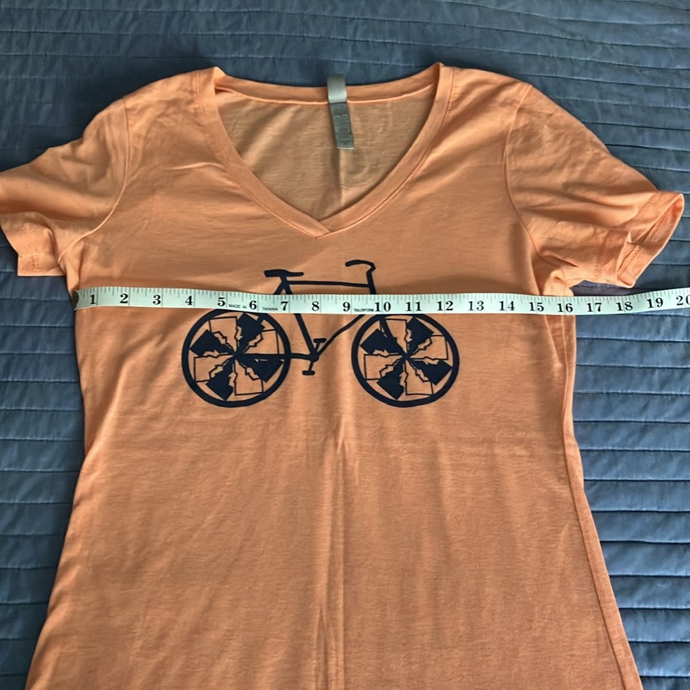 Banana Ink - women’s medium peach color v-neck - Picture 5 of 6
